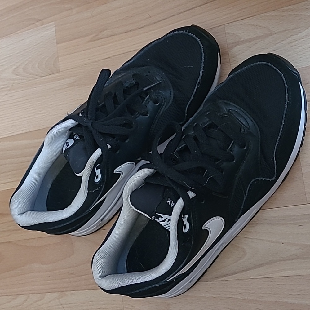 Black Nike Air max